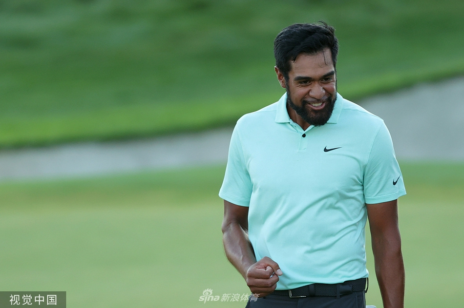 琼·拉姆与托尼·弗诺在果岭旁紧紧拥抱，传递着无声的理解与祝贺