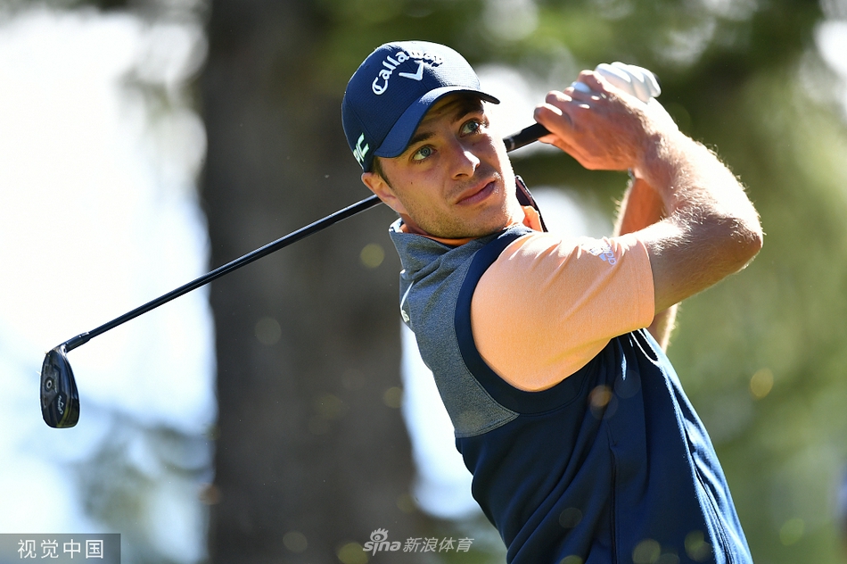 身着冠军红色夹克的海格,深情亲吻欧米茄欧洲大师赛的奖杯。