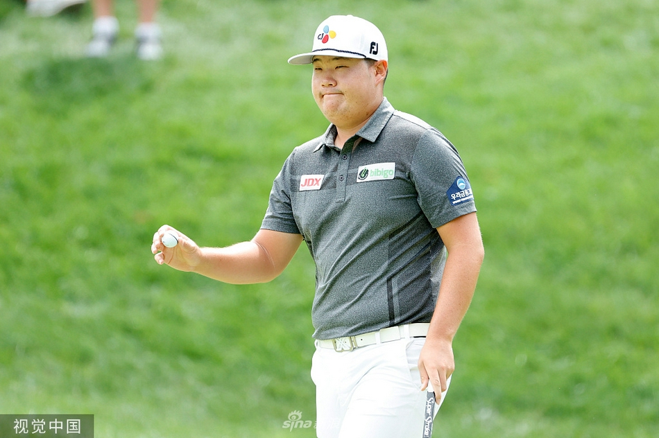 任成宰在比赛中专注击球，展现了新生代球手稳健而犀利的球风