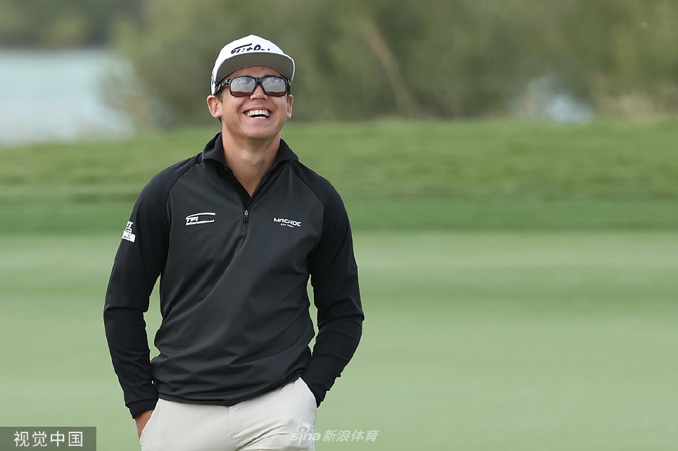 科林·森川在比赛中进行沙坑救球,精湛的短杆技术是他屡次在大赛中取得好成绩的关键。