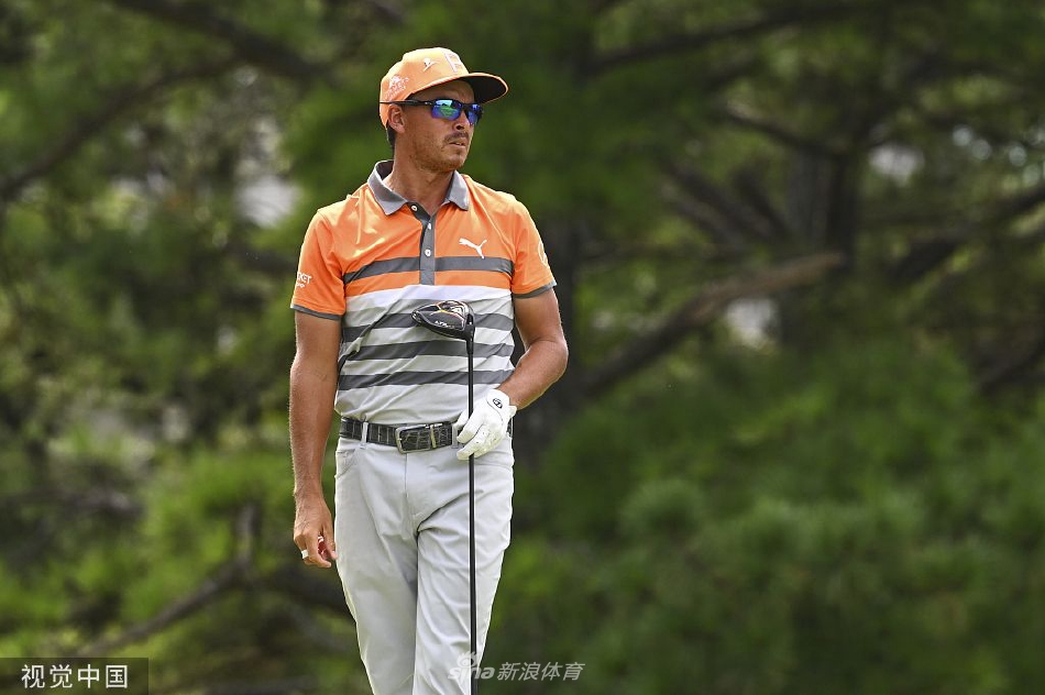 扎拉托尔斯在球道上全力挥杆，身姿舒展充满力量，阳光将他的身影拉长，构成一幅力与美结合的运动画卷。