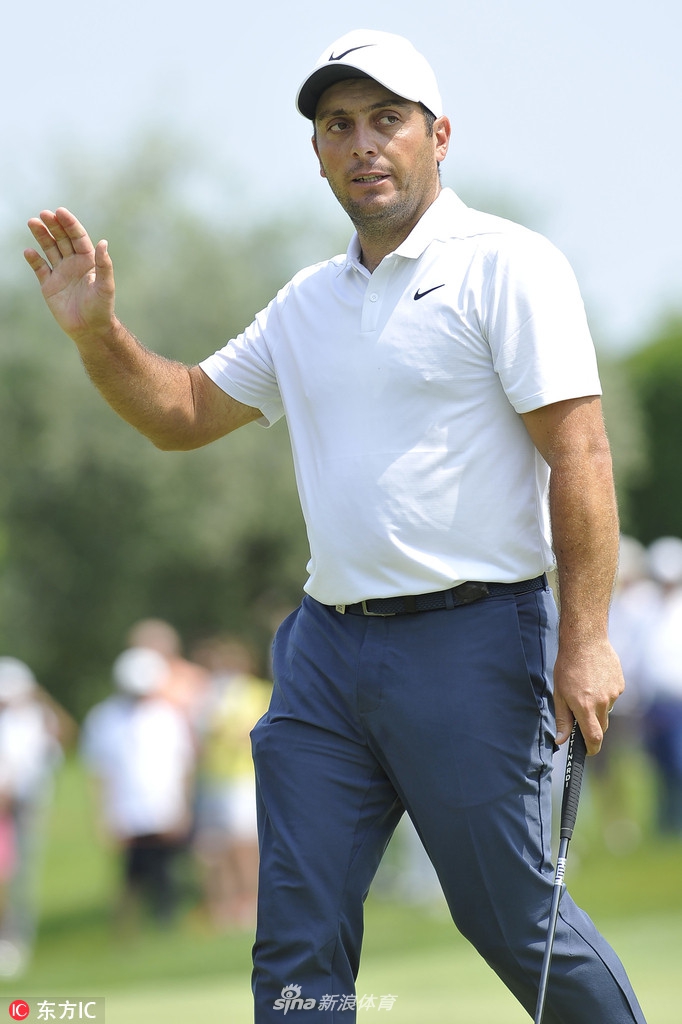 德国前世界第一马丁·凯梅尔在果岭上仔细研判推杆线路，他在本次比赛中也有亮眼发挥，曾单独领跑赛事。