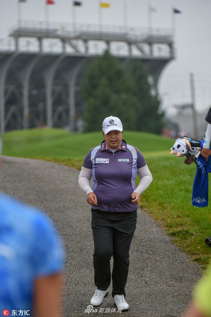 杰西卡-科达凝视球道规划击球路线，展现冷静的战术头脑