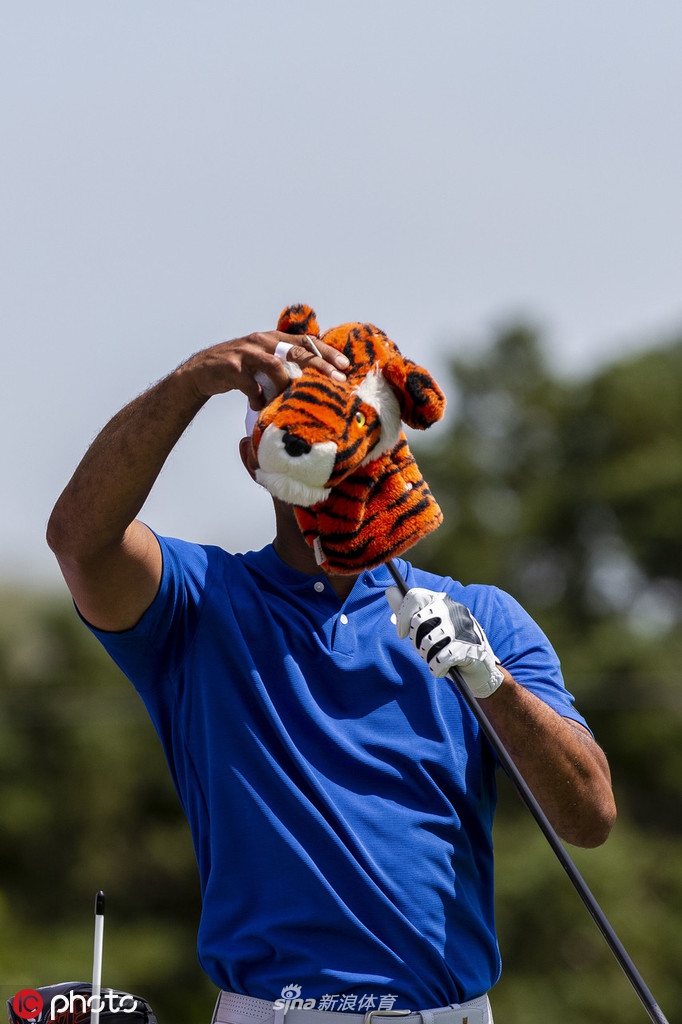 伍兹完成一记漂亮的击球后，微微侧身观察小球飞行轨迹，姿态从容而充满掌控力。