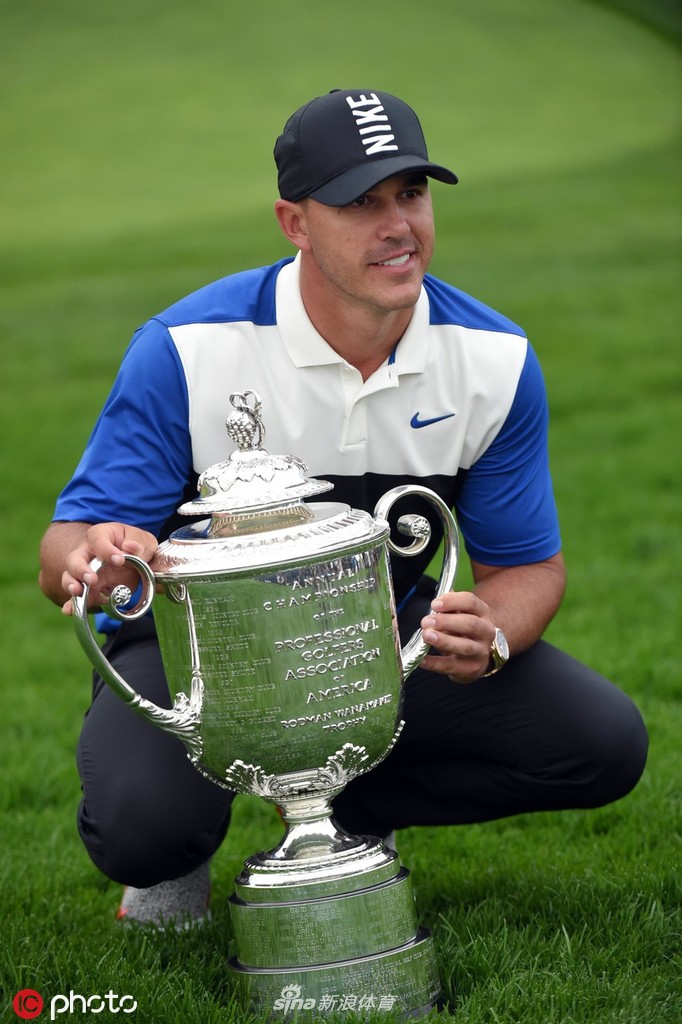 科普卡面带微笑亲吻冠军奖杯，这一刻所有的压力与艰辛都化为了成功的甘甜。