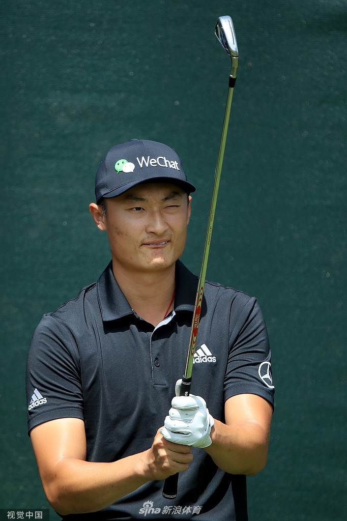 李昊桐全神贯注调整一号木挥杆，为征服圆石滩漫长球道蓄力