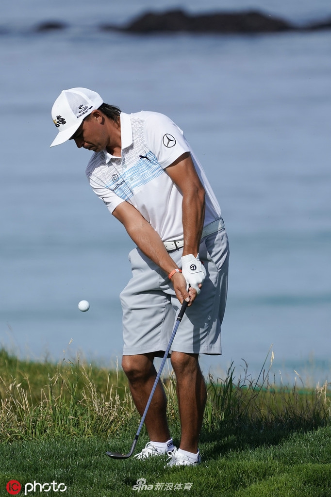 里奇·福勒在练习场上为热情的小球迷签名，笑容亲切