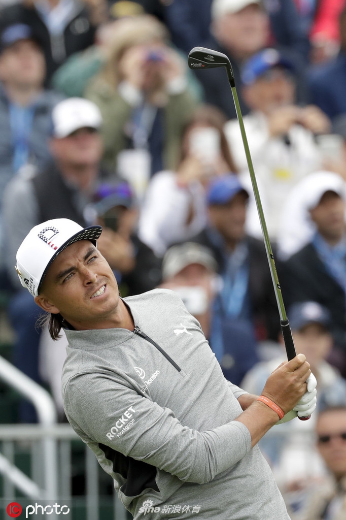 华裔业余球员吴璧源在果岭边仔细研读推杆线路，表情专注而沉稳，展现超越年龄的成熟。