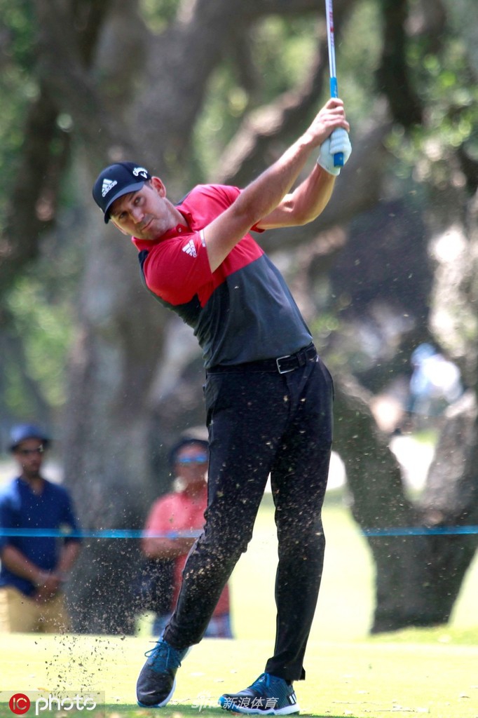 东道主加西亚在发球台上完成一次漂亮的挥杆,身体扭转充满力量,目光坚定地追随着小白球的飞行轨迹。