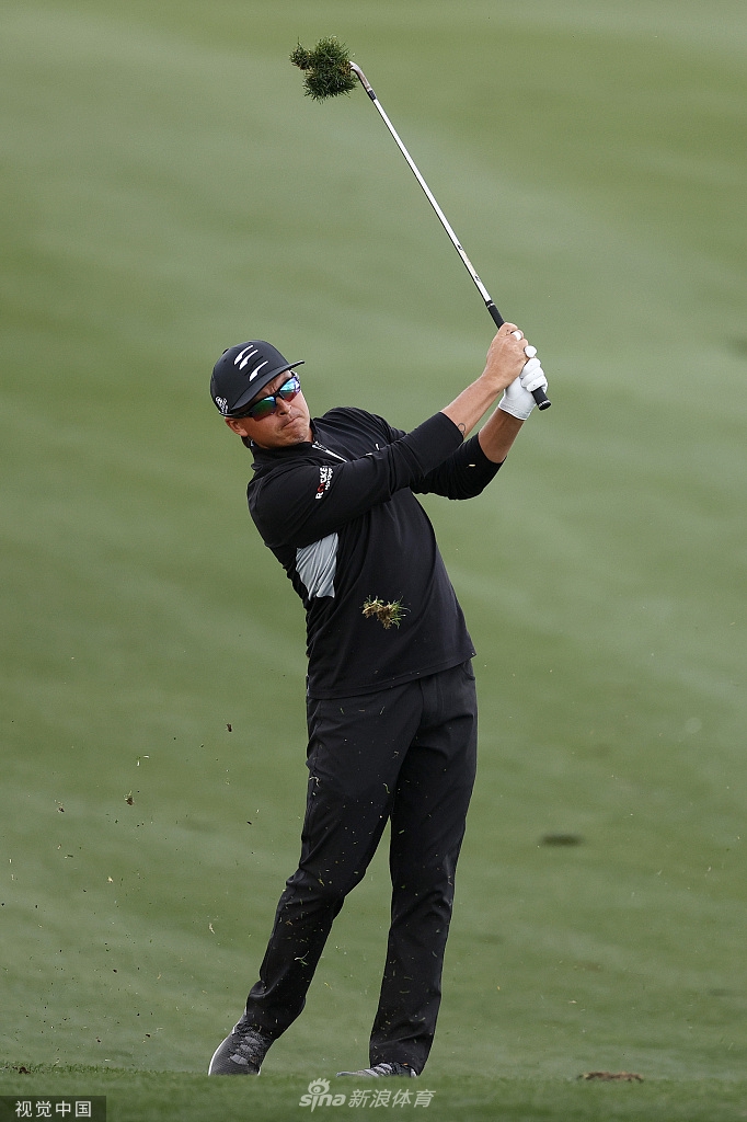 维尔·扎拉托尔斯在开球台上全力挥杆，瞬间的爆发力被镜头捕捉，他的身体与球杆形成一道充满动感的弧线。