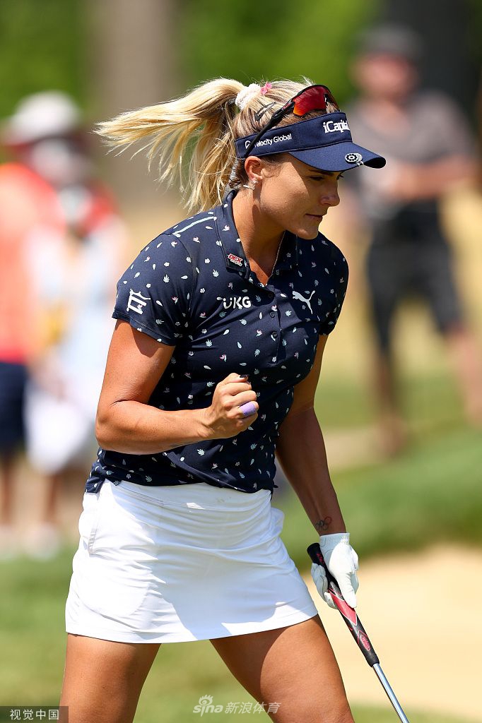 冠军田仁智深情亲吻奖杯，泪光中映射一路走来的艰辛与荣光