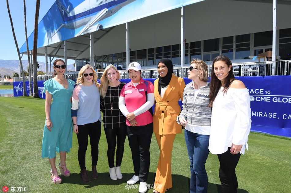 中国高尔夫名将冯珊珊与好莱坞影星艾什莉·贾德并肩而立，在活动现场愉悦交谈，阳光洒在她们自信的脸庞上。