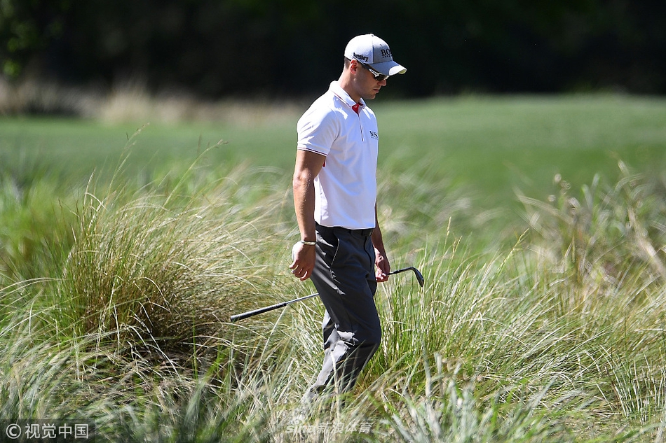 乔丹·斯皮思在首轮比赛中观察击球线路，这位前世界第一正努力调整，寻求状态的回归。