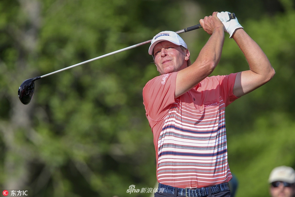 菲尔·米克尔森在休斯敦公开赛沙坑中专注救球，这位经验丰富的老将将本站视为备战大师赛的关键热身。