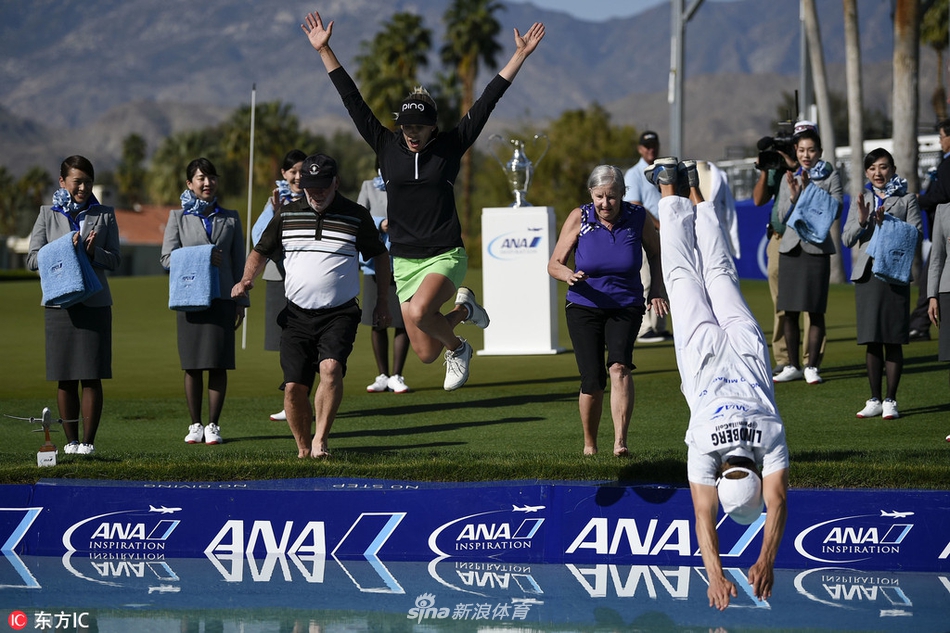 佩妮拉·林德伯格张开双臂，笑容灿烂地跃向清澈池塘，身后是绿茵场与欢呼的人群，冠军的喜悦在水花绽放前一刻凝固。