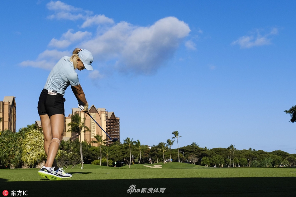 冯珊珊完整上杆至顶点，身姿舒展如满弓，凝聚所有力量于瞬间