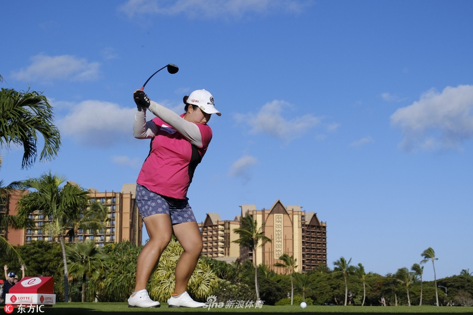 魏圣美凝神看线，指尖轻触果岭，计算着推杆的完美路线