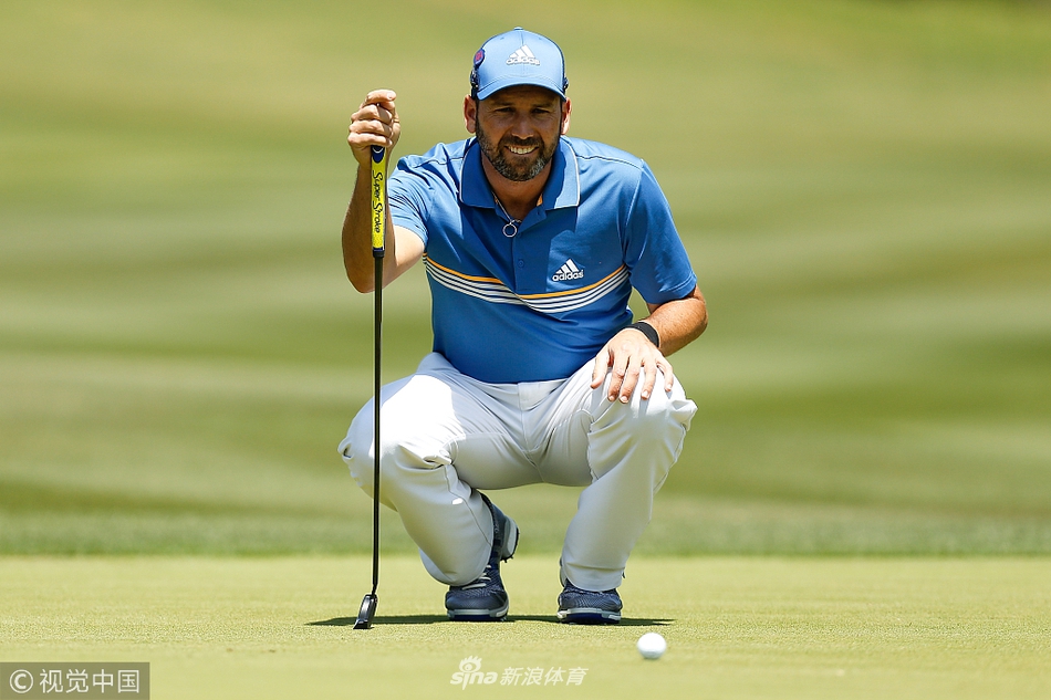 格雷森-默里在第十八洞果岭沉稳推杆，目光专注锁定线路