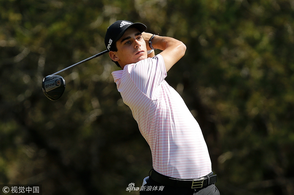 马特-库查尔在球道中段果断进攻果岭，挥杆动作流畅而稳定