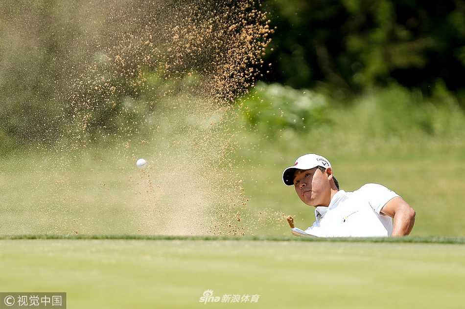 华金-涅曼在职业首秀中开球，年轻面庞上写满专注与决心