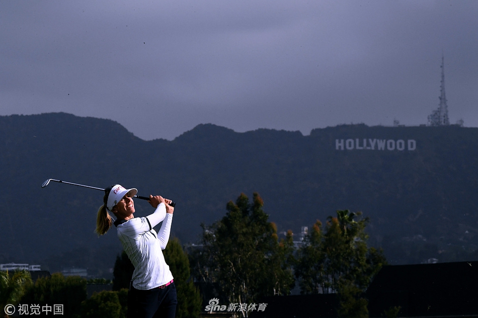 诺德奎斯特沙坑救球后露出满意微笑，精彩的解围带来如释重负的喜悦。