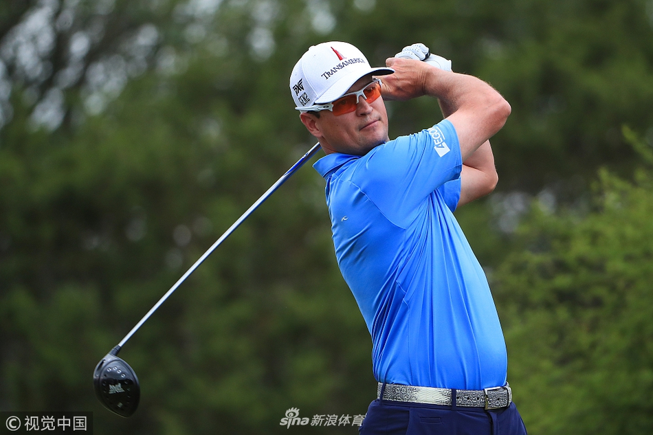 基根-布拉德利屏息凝神，在果岭边仔细研判推杆线路，表情严肃而认真。