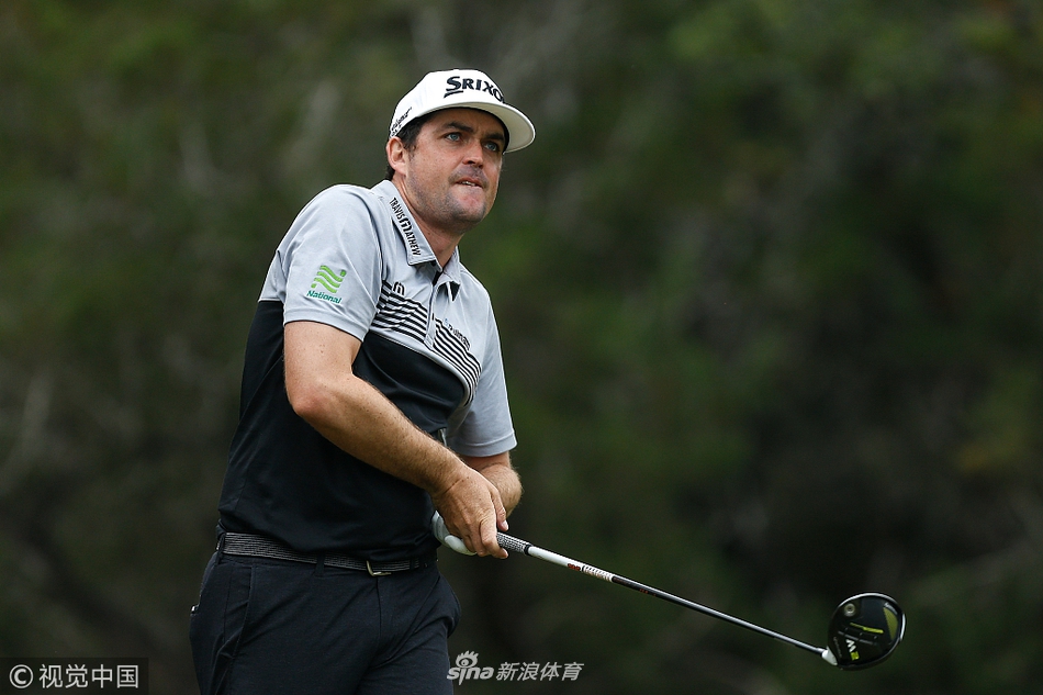 赖安-摩尔弯下腰，笑容满面地与场外兴奋的小球迷成功击掌，传递温暖与鼓励。