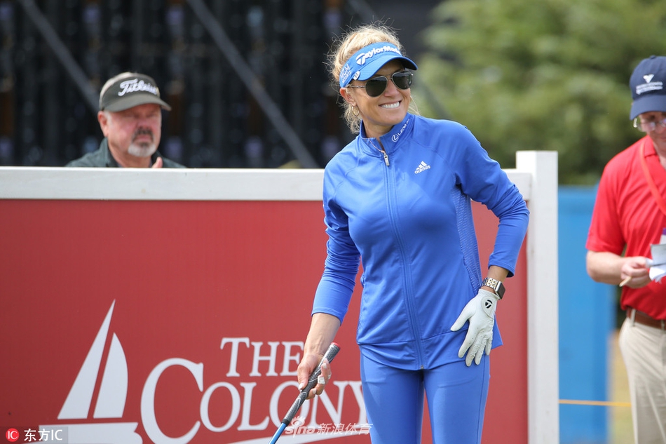 美国美女球手纳塔莉·古尔比斯面带微笑走过球场，她自信从容的姿态成为赛场上一道靓丽的风景线。