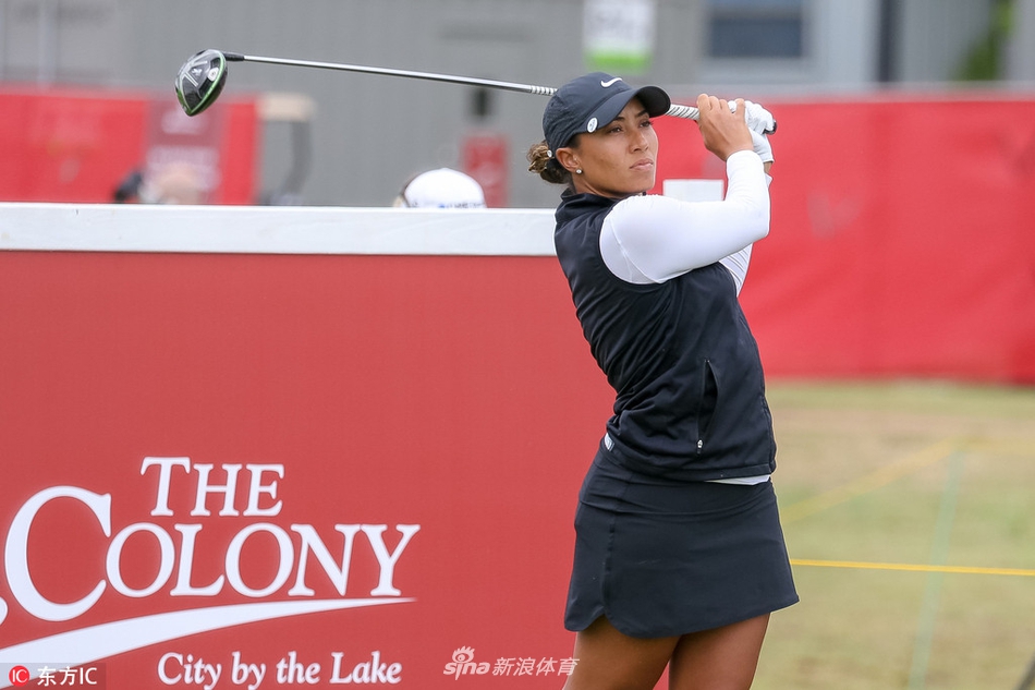 美国球员夏安·伍兹在长草中审慎处理困难球位，她眉头微蹙，正为下一次击球做出关键决策。