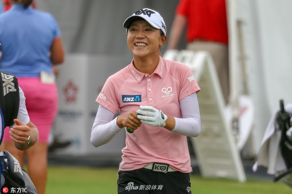 新西兰球星高宝璟在练习场露出灿烂笑容，与身边人轻松交流，仿佛未受糟糕天气的影响。