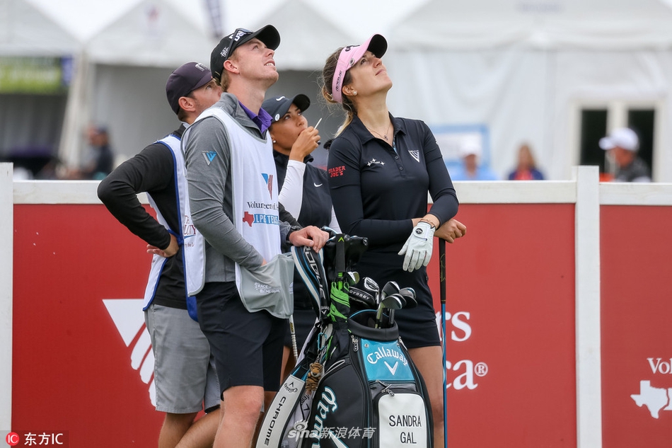 美国球员桑德拉·嘉儿在球道上优雅挥杆，阳光洒在她的金发上，整个动作流畅而充满力量感。