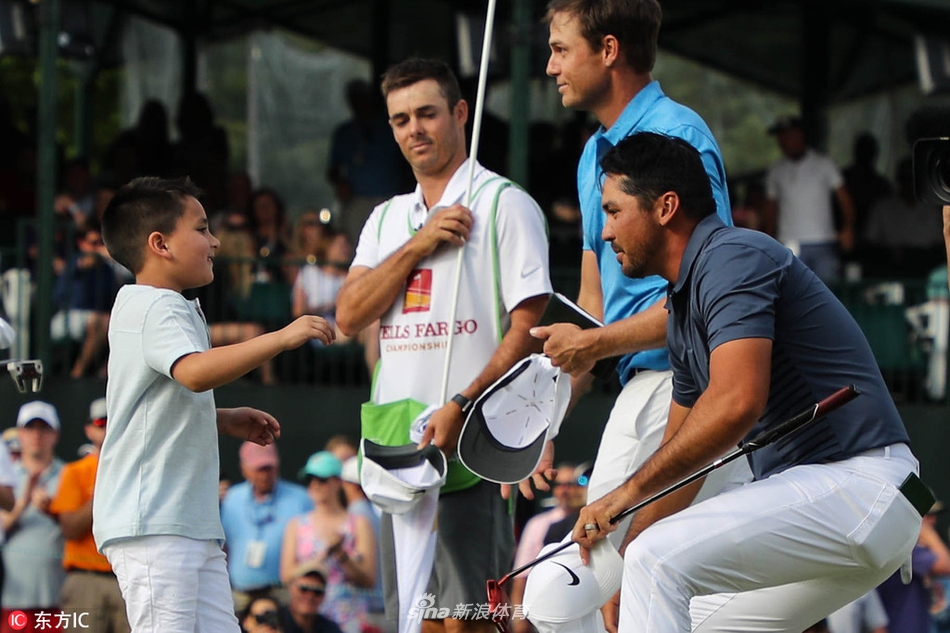 在关键的第十七洞,戴伊神情专注地观察果岭线路,准备完成制胜一击。