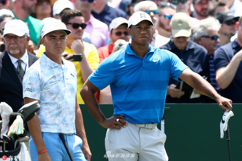 老虎伍兹与同组球员米克尔森及福勒在发球台合影，气氛轻松