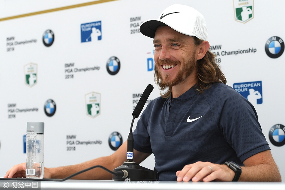 麦克罗伊一号木上杆至顶点的瞬间姿态，身体充分扭转，积蓄巨大能量，展现了世界级球员完美的挥杆 mechanics。