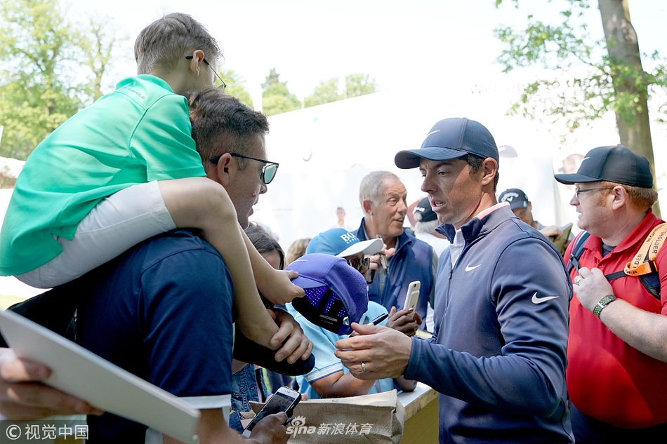 麦克罗伊耐心地为众多等候的球迷逐一签名，神情专注，姿态亲和。