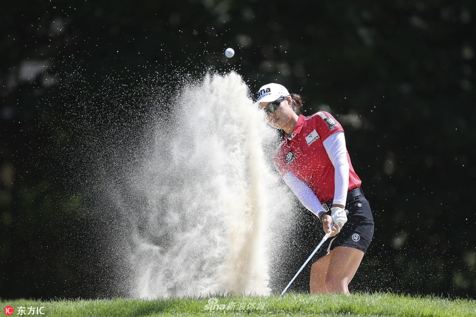 李旻智与团队成员拥抱庆祝胜利，背景中夕阳为这场胜利增添了温暖的色彩