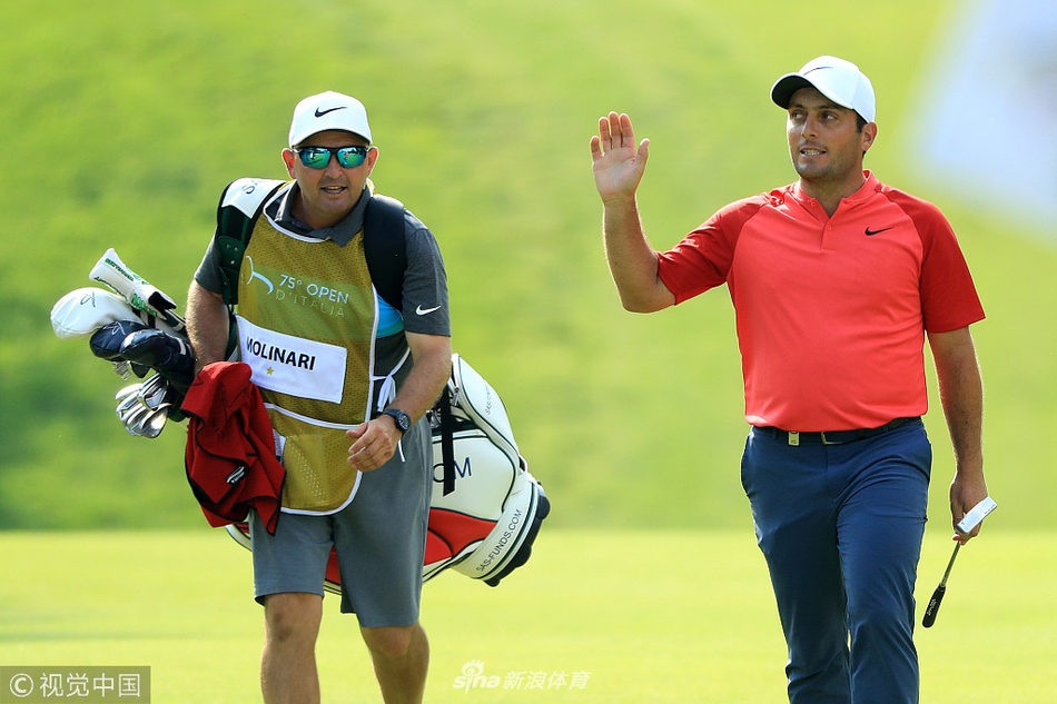 英格兰老将李·斯拉特利在意大利公开赛第三轮比赛中，于果岭边凝神观察推击线路，他单轮轰出62杆的佳绩一举取得领先。