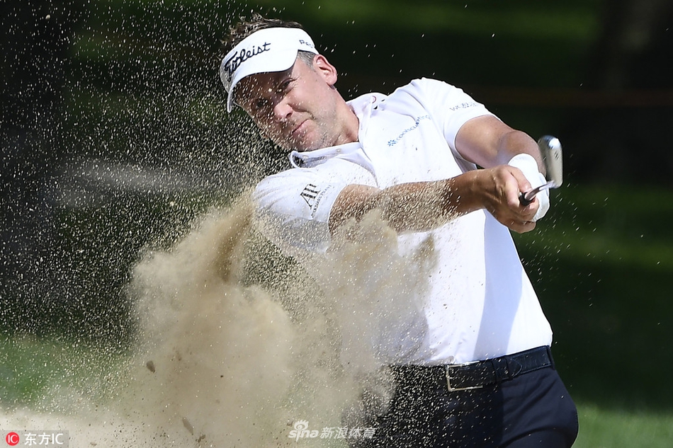 中国高尔夫球手李昊桐在比赛中进行关键推杆，他曾在本次赛事第二轮尾声上演连续抓鸟的好戏。