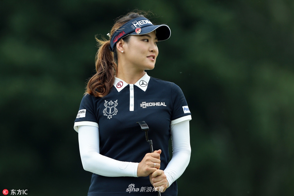 柳箫然在沙坑中沉着救球，沙土飞扬，展现精湛的短杆技术