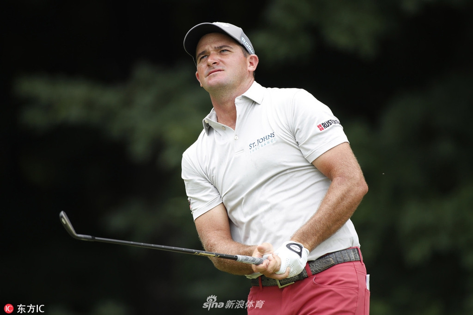 强鹿精英赛第三轮比赛在雨后恢复，阳光穿透云层洒在翠绿的球道上，球员与观众重新回到赛场，继续未完的角逐。