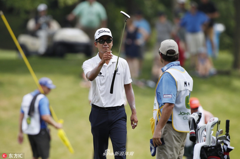 意大利名将弗朗西斯科莫里纳利在球道上沉稳挥杆，专注的眼神透露出他对胜利的渴望与坚定的决心。