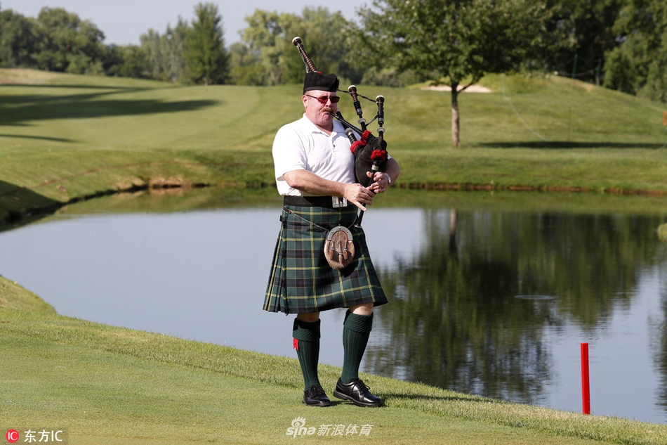 颁奖典礼上,迈克尔金与赛事官员及并列亚军们齐聚台上,共同开启香槟庆祝,金色香槟酒喷涌而出。