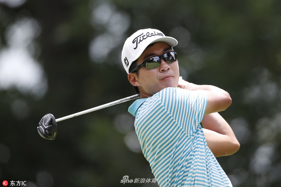 迈克尔金在开球台上优雅挥杆,身姿挺拔,白色高尔夫球在蓝天绿草间划出一道完美弧线。