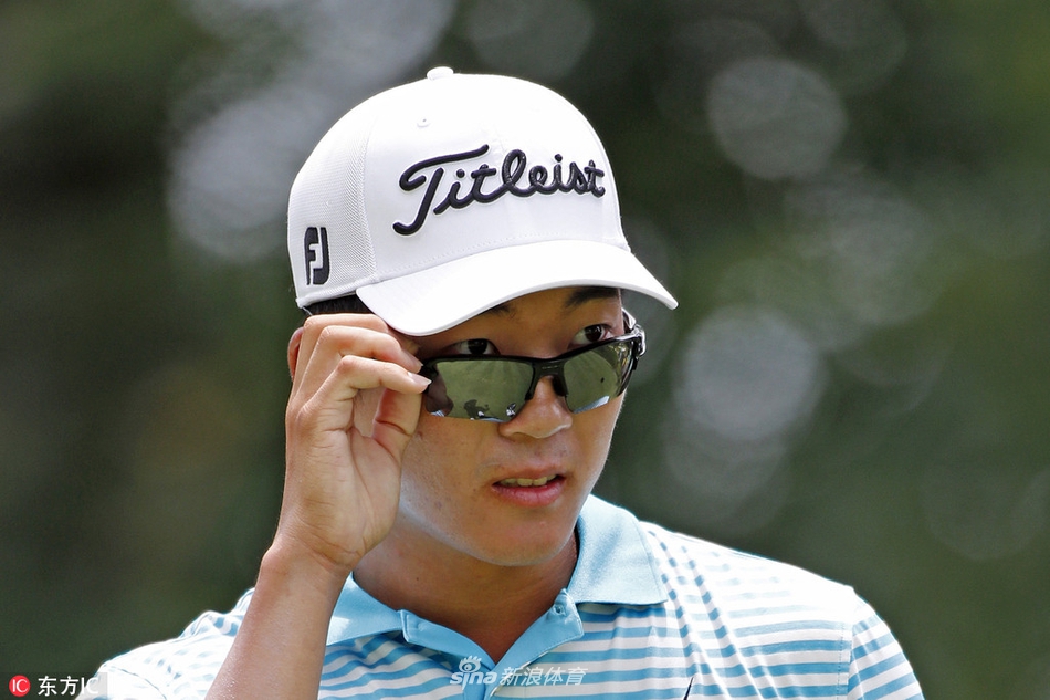 迈克尔金在第十八洞果岭上振臂欢呼,激动之情溢于言表,背景是庆祝胜利的绚丽彩烟。