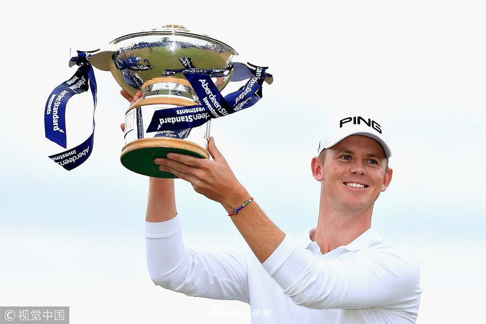 布兰登·斯通深情亲吻苏格兰公开赛冠军奖杯，脸上洋溢着梦想成真的喜悦与激动。