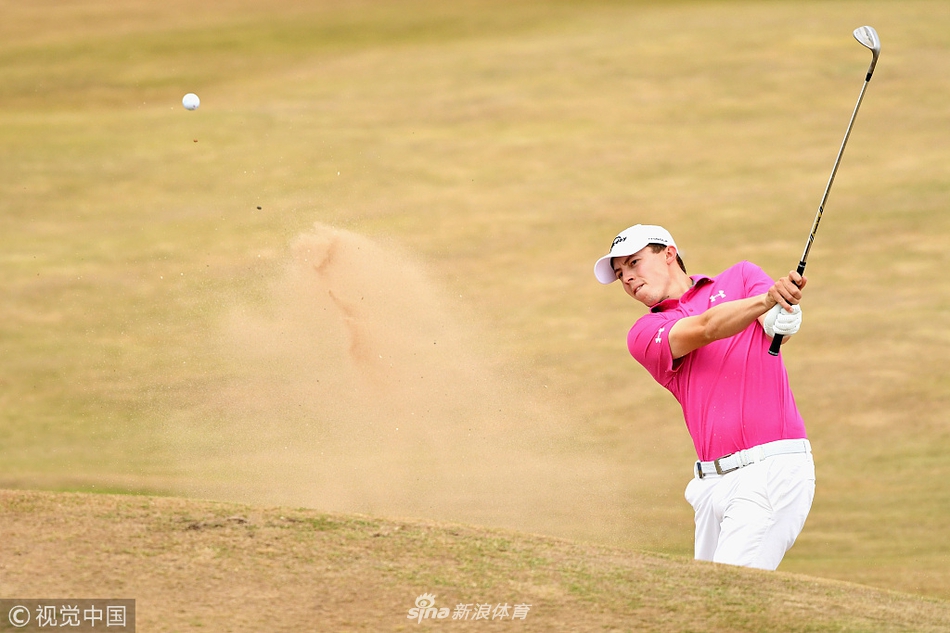 英格兰名将马修·菲茨帕特里克在苏格兰公开赛上准备攻果岭一击。