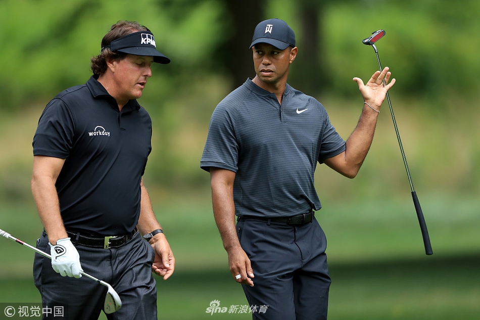 米克尔森大力开球瞬间，身体充分扭转，眼神锐利，充满力与美的动感