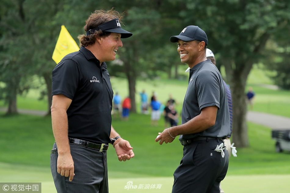 伍兹在开球后优雅收杆，身体姿态展现出完美的平衡与力量，目光紧随小白球飞向远方的落点