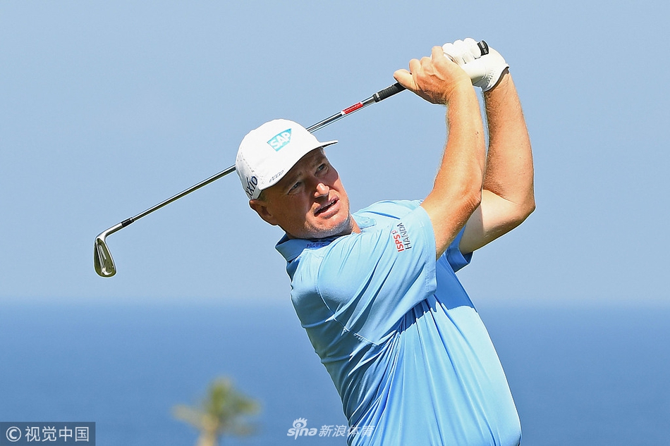 两位传奇球手在练习日同行交流，辛格手指远方，埃尔斯微笑倾听