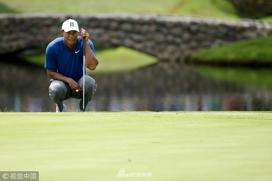 保尔特在果岭上沉稳推击,专注姿态预示其争夺领先的强劲势头